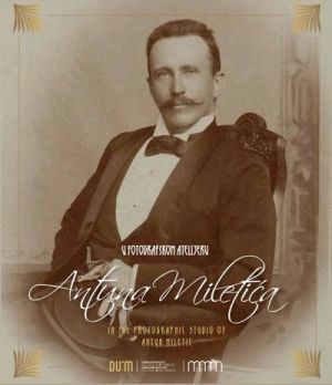 U fotografskom atelijeru Antuna Miletića = In the photographic studio of Antun Miletić